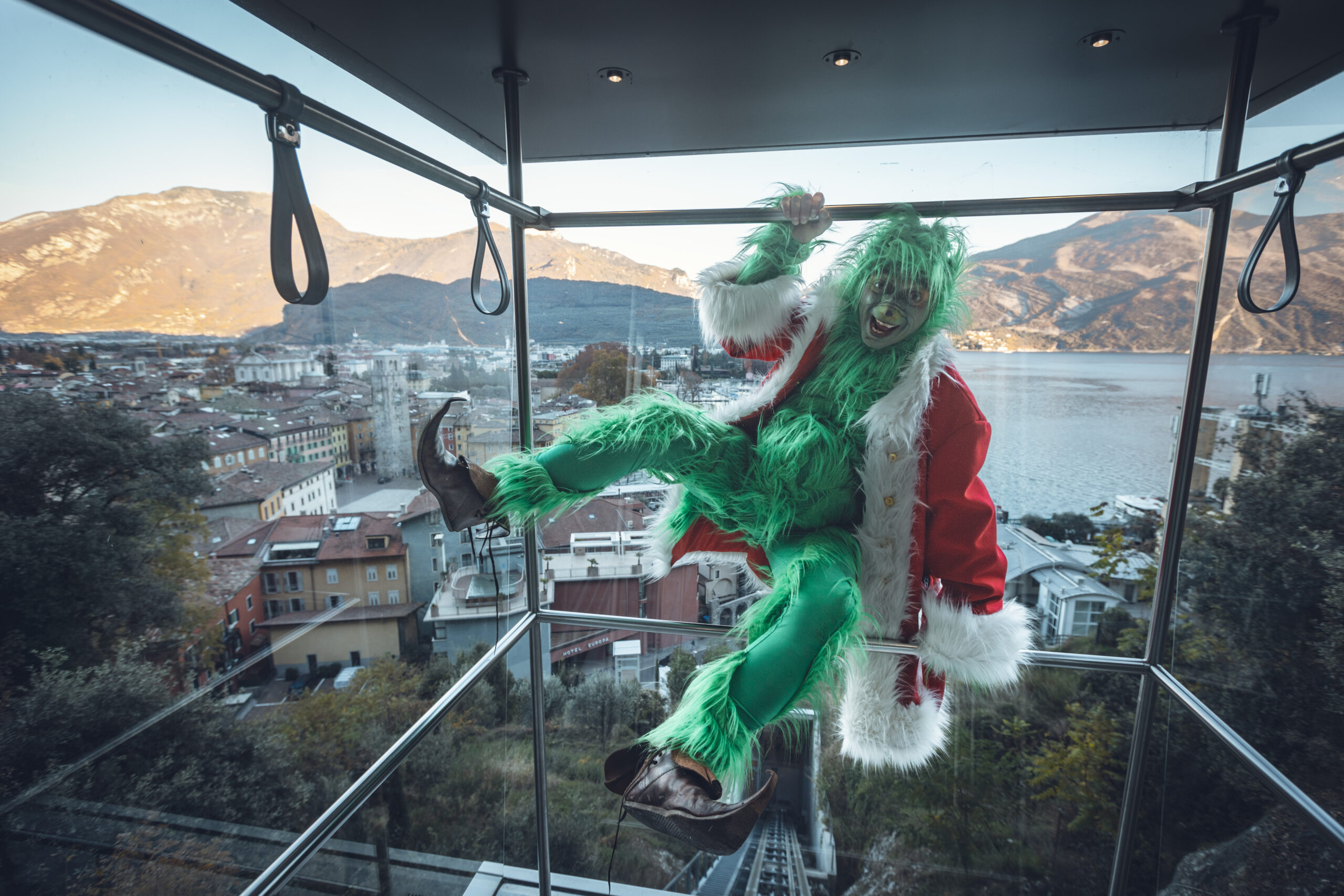 IL LAGO DI GARDA DOPO ALESSANDRO BORGHESE TORNA LA CASA DEL GRINCH