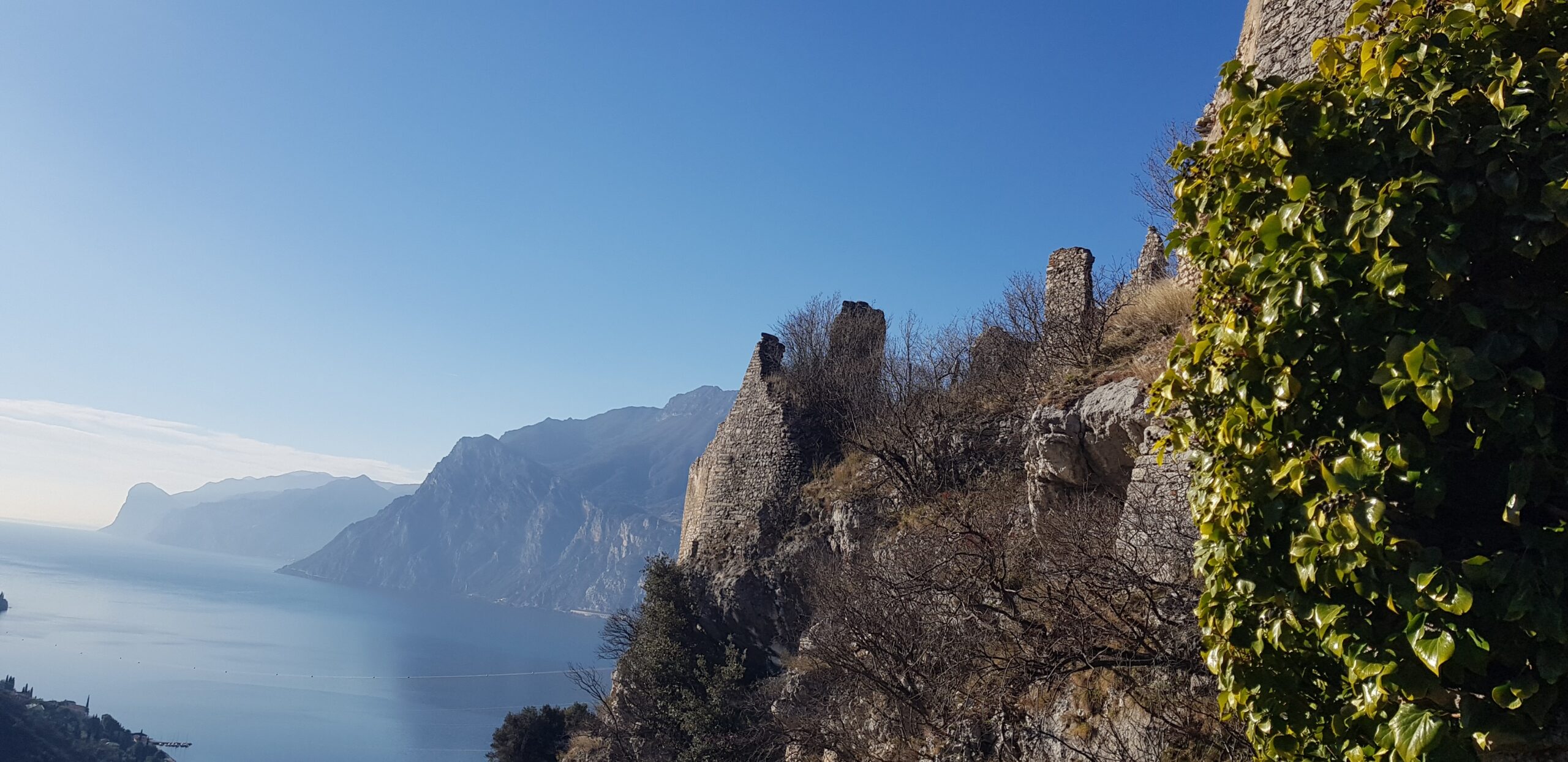 CASTEL PENEDE BALUARDO SUL LAGO DI GARDA