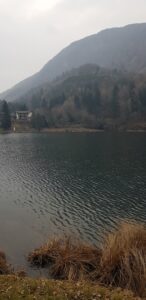 veduta su Dos Castel dalla strada del lago