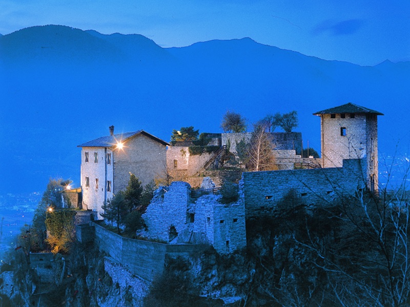 CASTEL SAN GIOVANNI SCORCI INCANTEVOLI E LEGGENDE