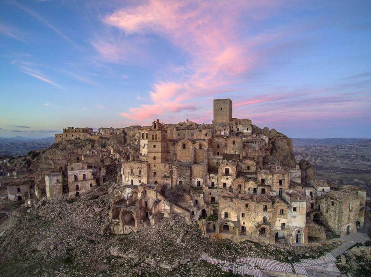 LA CITTA’ FANTASMA DOVE NESSUNO RIMANE DOPO IL TRAMONTO