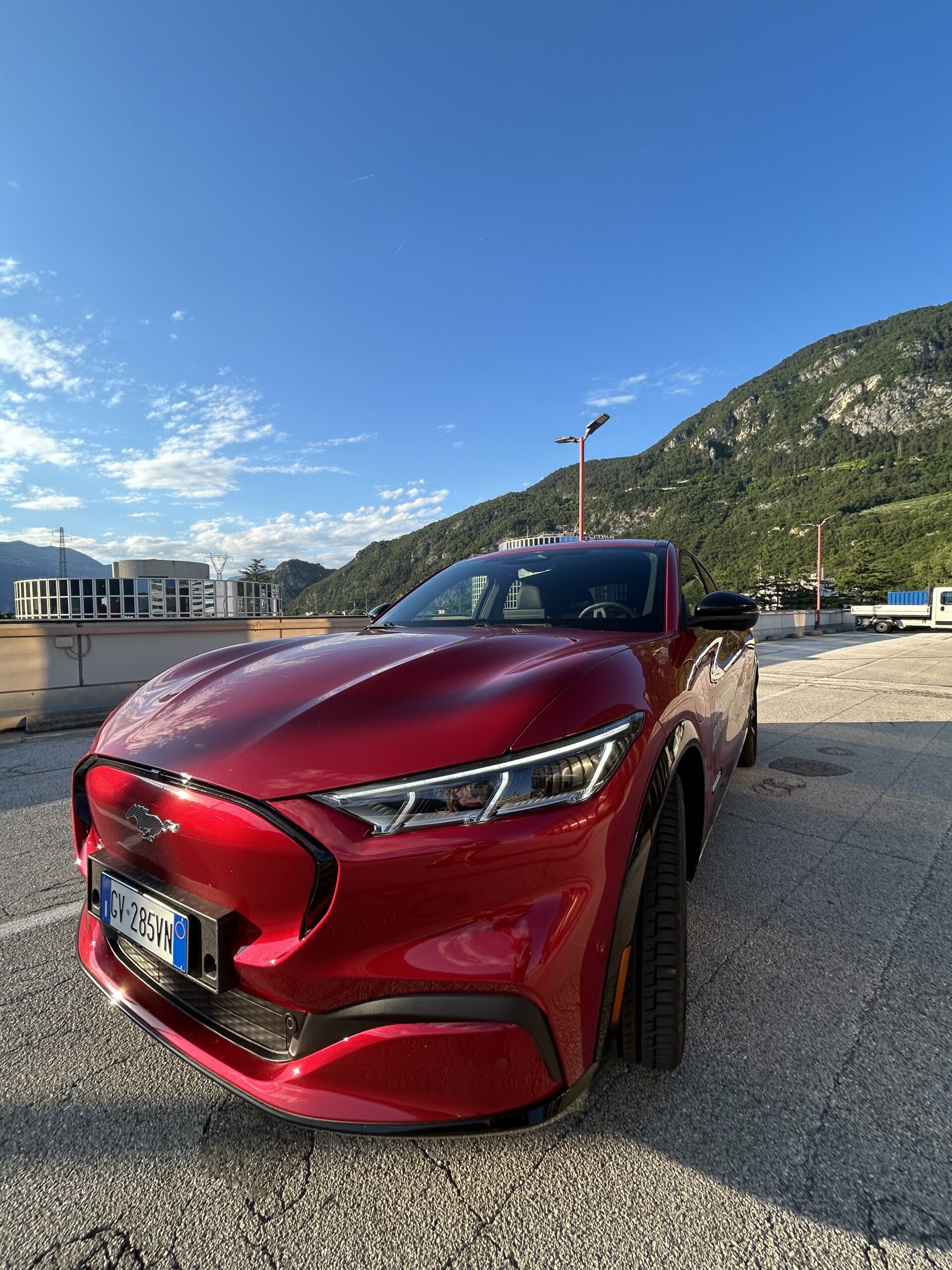 MUSTANG MACH-E PREMIUM: 294 CAVALLI 100% ELETTRIC. 3,8 SEC DA 0 A 100 KM/h