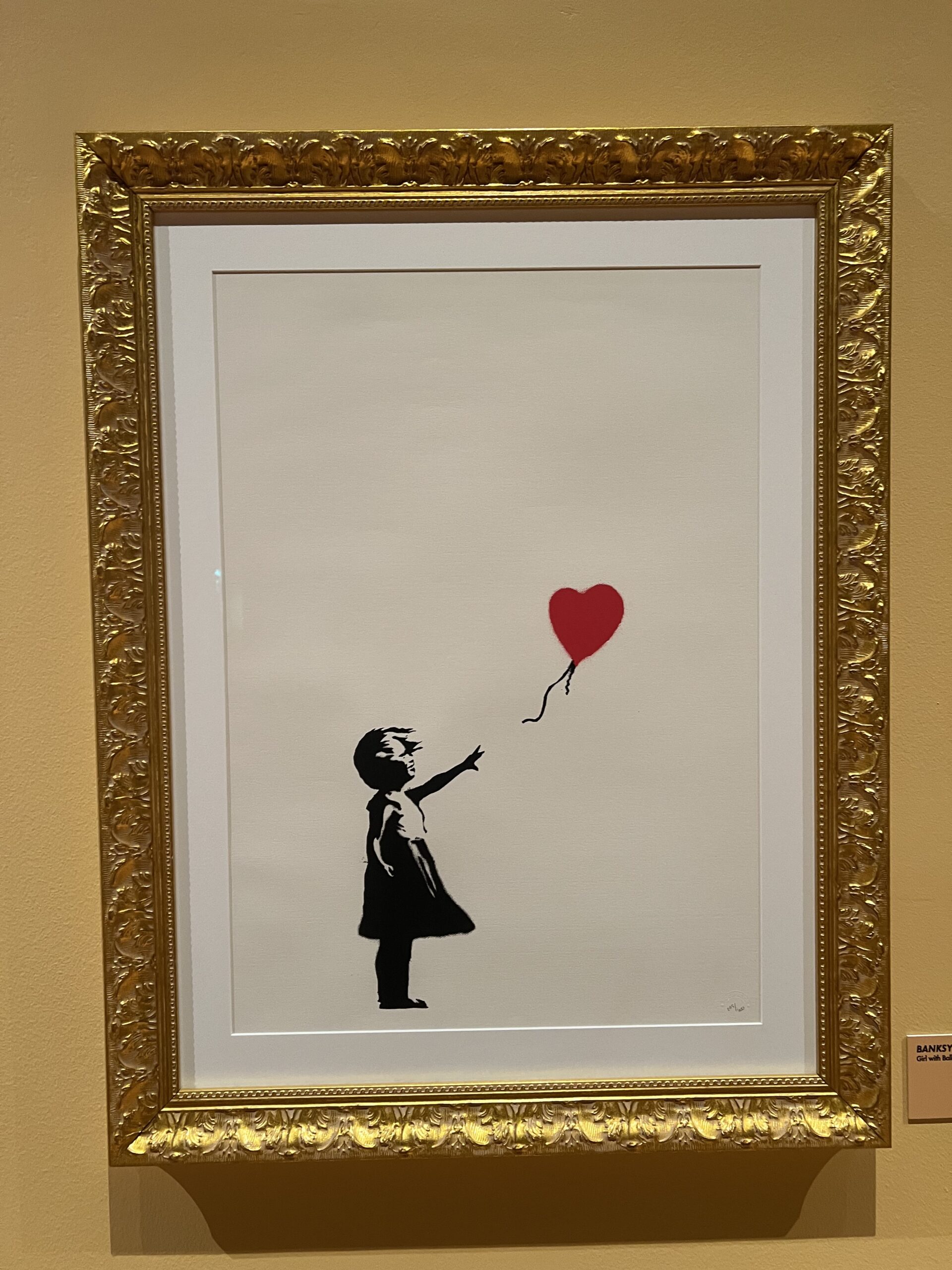 Girl with Balloon di Banksy alla mostra Da Warhol a Banksy a Castel Caldes
