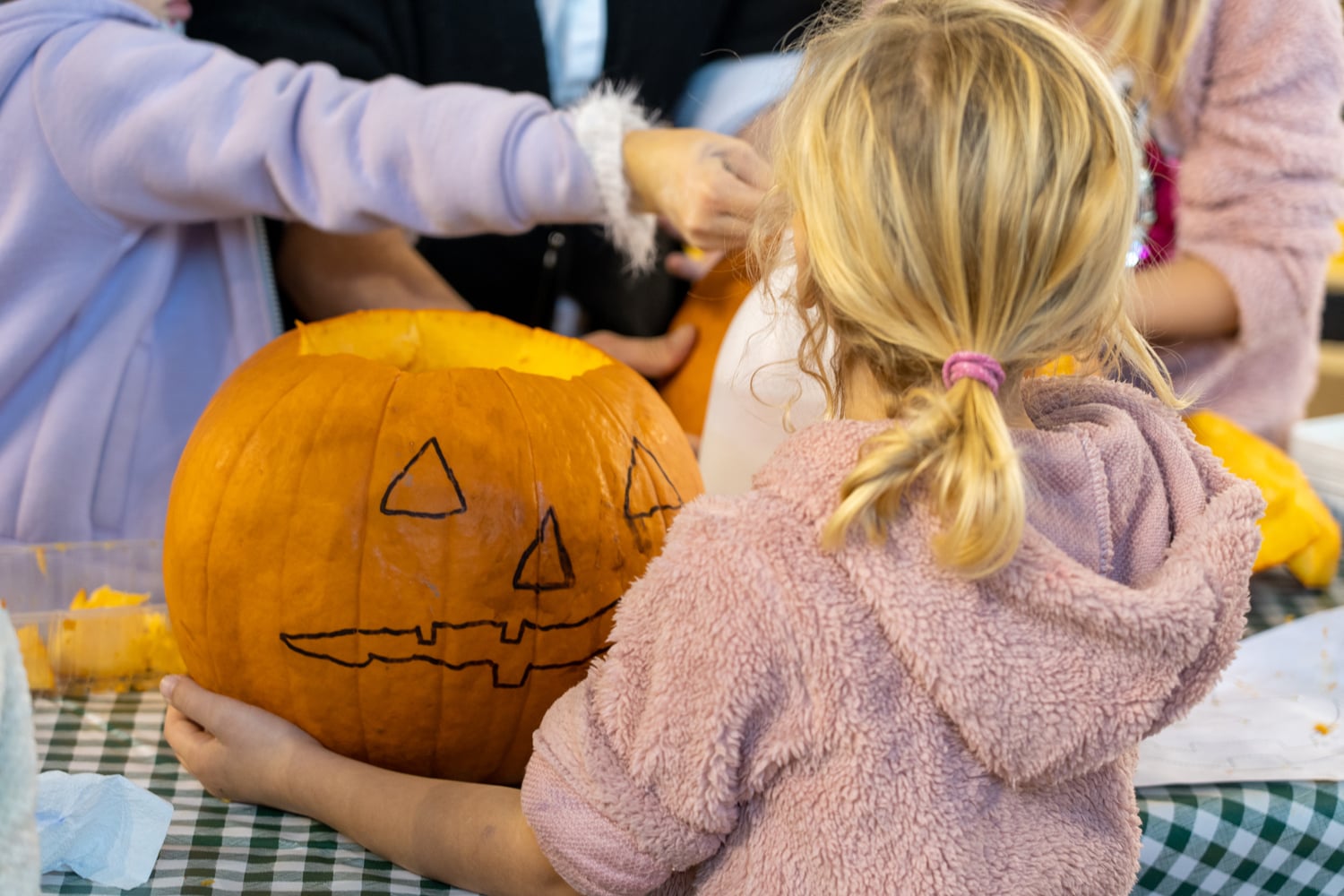 Una bambina partecipa a un laboratorio con una zucca alla Dispensa dell’Alpe, fotografia di una passata edizione