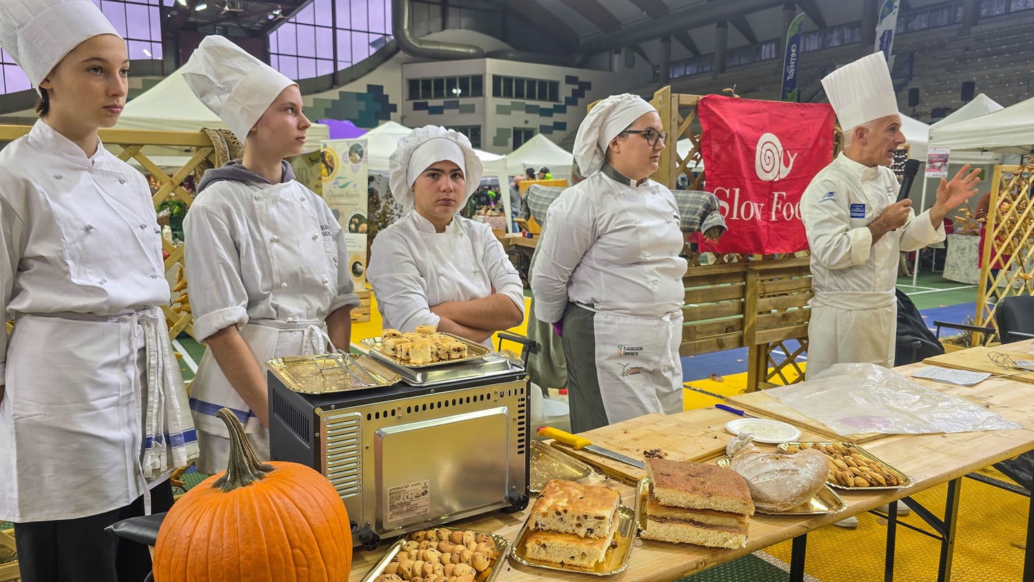 Un momento di cucina con cuochi e allievi alla Dispensa dell’Alpe, fotografia di una passata edizione