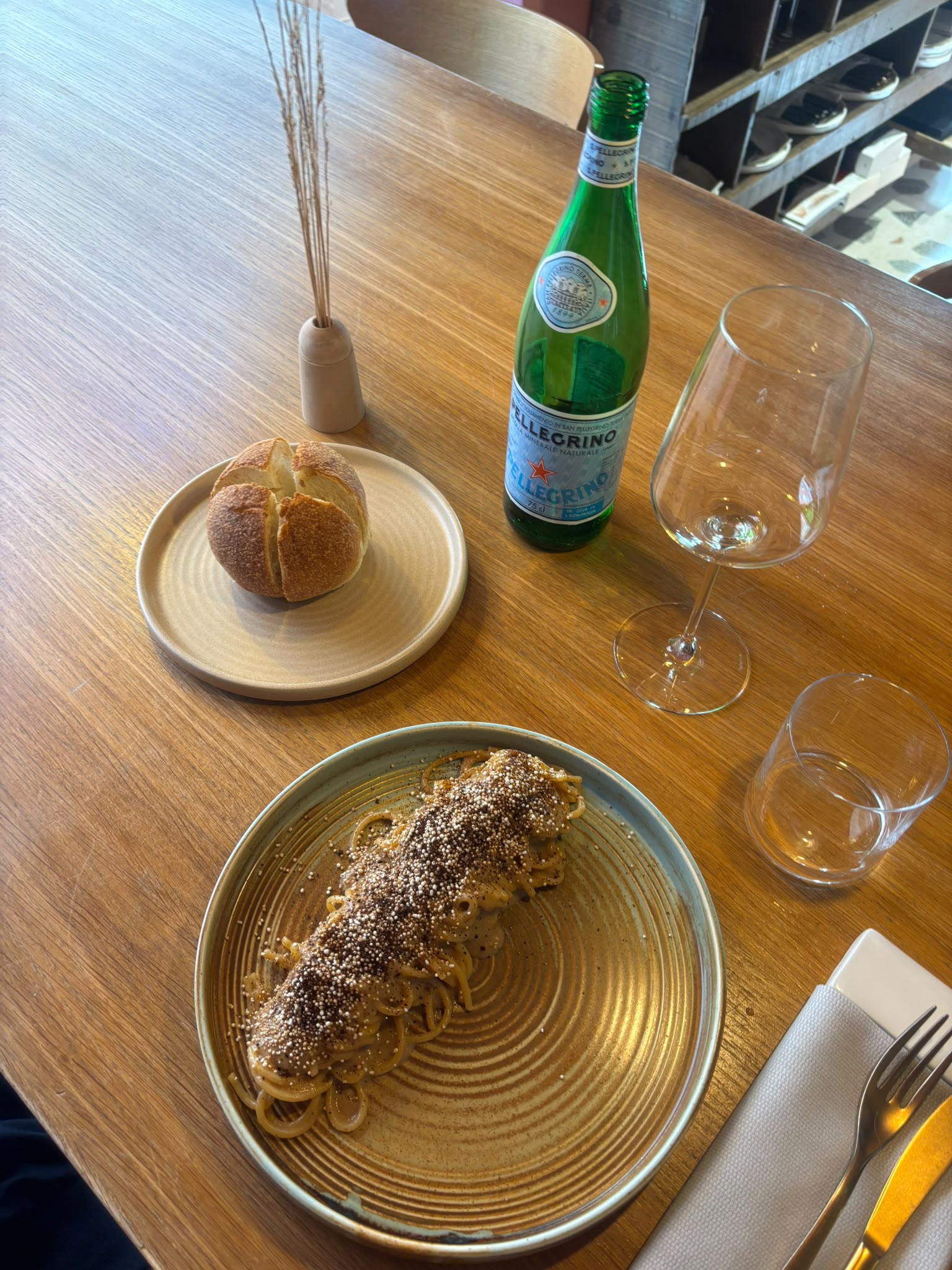 Spaghettone Monograno Matt Felicetti con cipolla, miele di castagno e amaranto da La Maison de Filip a Trento, con pane e acqua