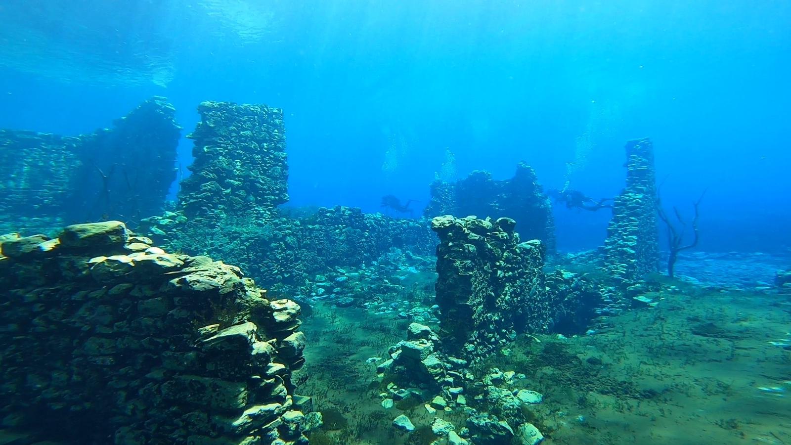 IN ITALIA ESISTE UNA PISCINA NATURA CHE SEMBRA SURREALE. ECCO DOVE