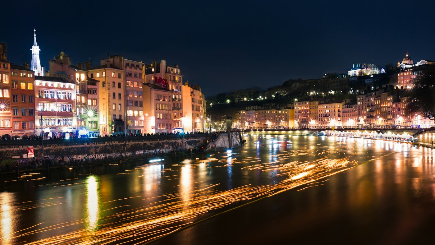 Luci galleggianti sulla Saona a Lione durante la Fête des Lumières del 2019