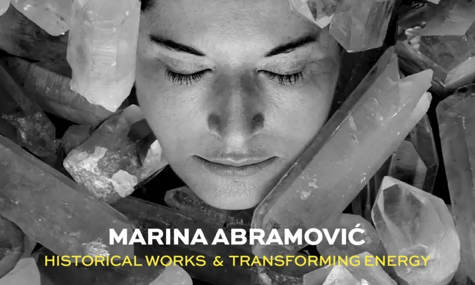 Marina Abramović, due corpi per l’Italia: a Roma la materia, a Milano l’avatar