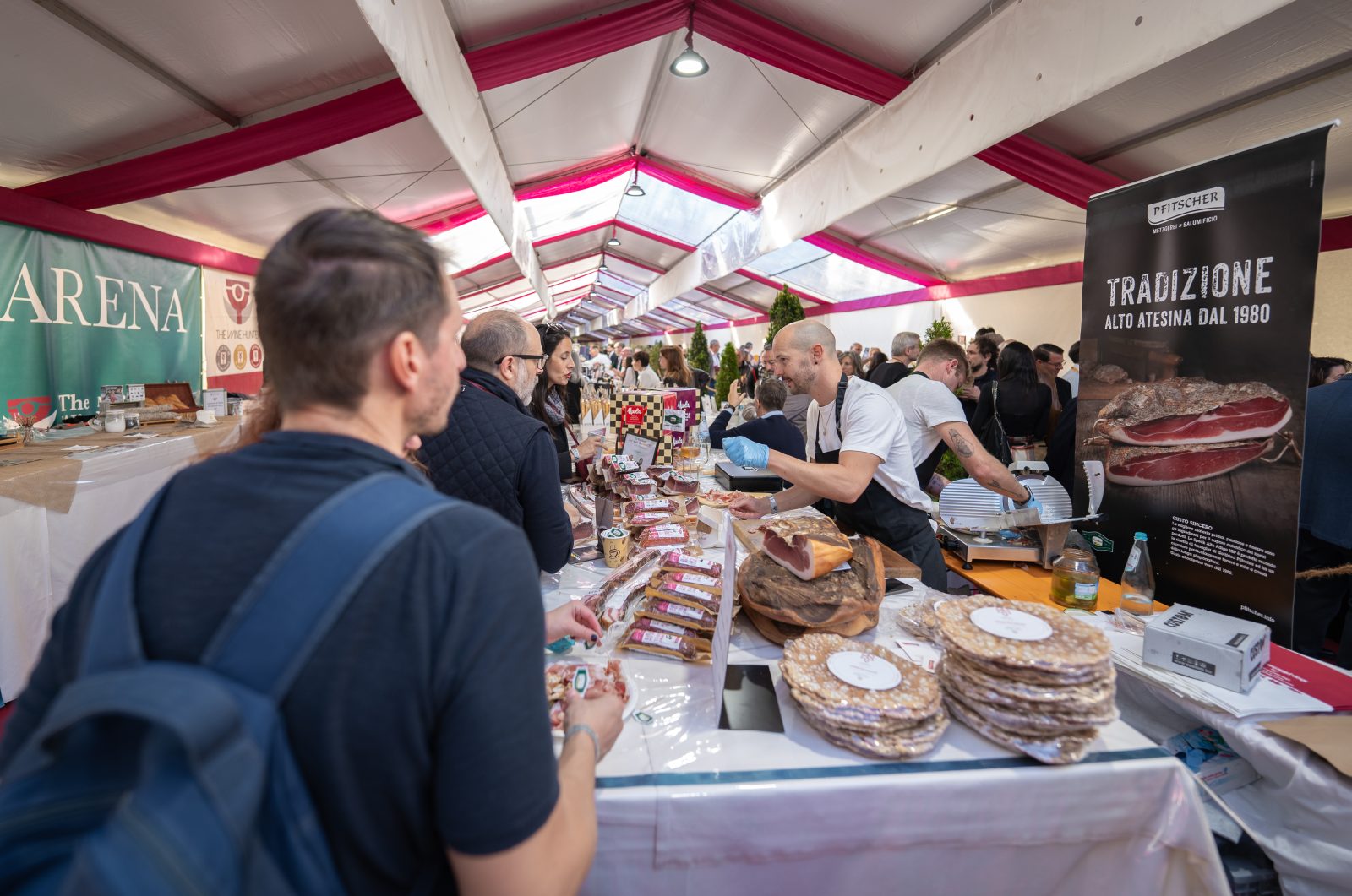 Un banco di specialità gastronomiche nella GourmetArena del Merano WineFestival, immagine di repertorio