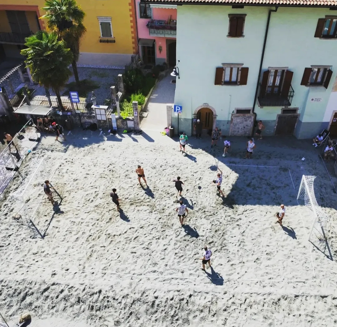Caveden Beach Brenz: a Cavedine la piazza diventa una spiaggia