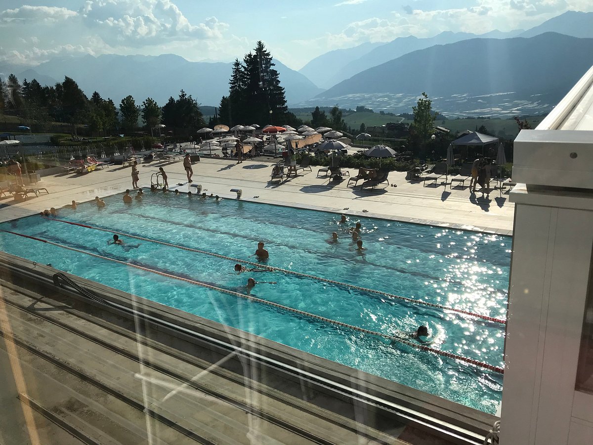 Aqualido Ronzone: l’estate della Val di Non nuota davanti alle Dolomiti