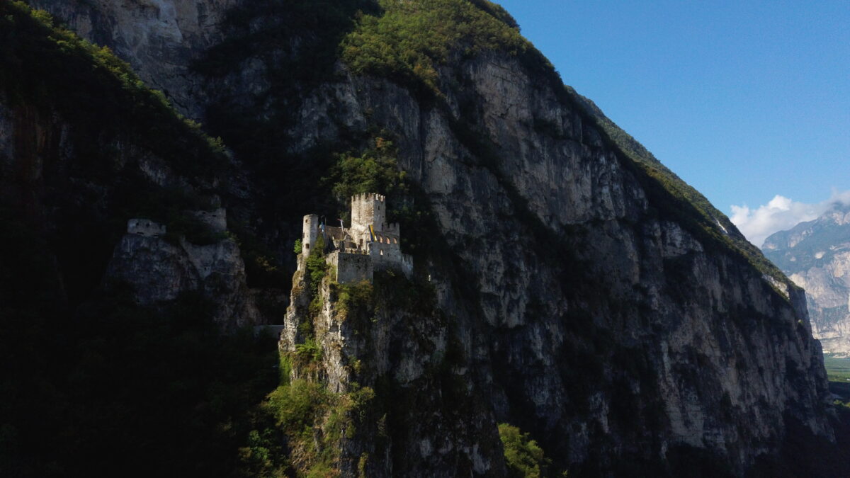 Alto Adige esoterico: castelli nascosti, mostri dipinti e una cantina scomparsa
