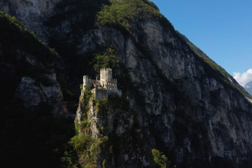 Alto Adige esoterico: castelli nascosti, mostri dipinti e una cantina scomparsa