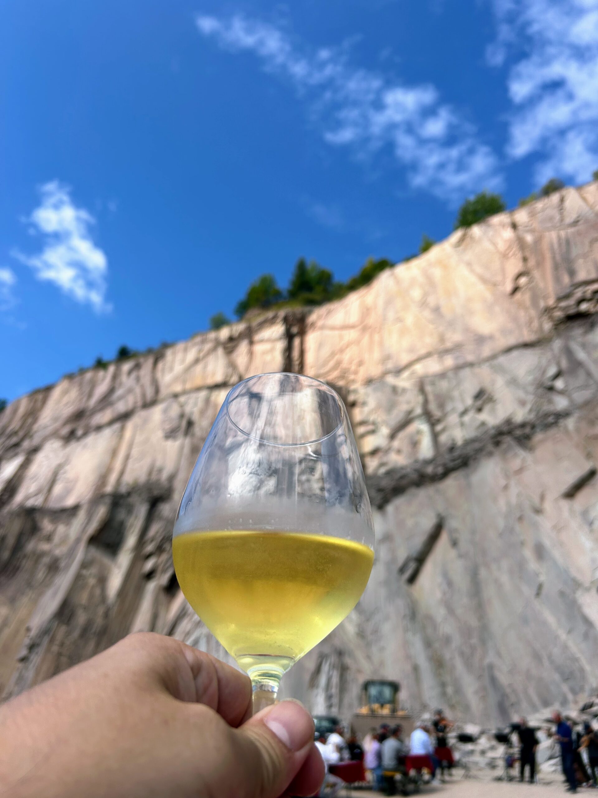 APERITIVO MULTISENSORIALE IN CAVA: TRENTODOC, MUSICA E FINGER FOOD NEL CUORE DEL PORFIDO