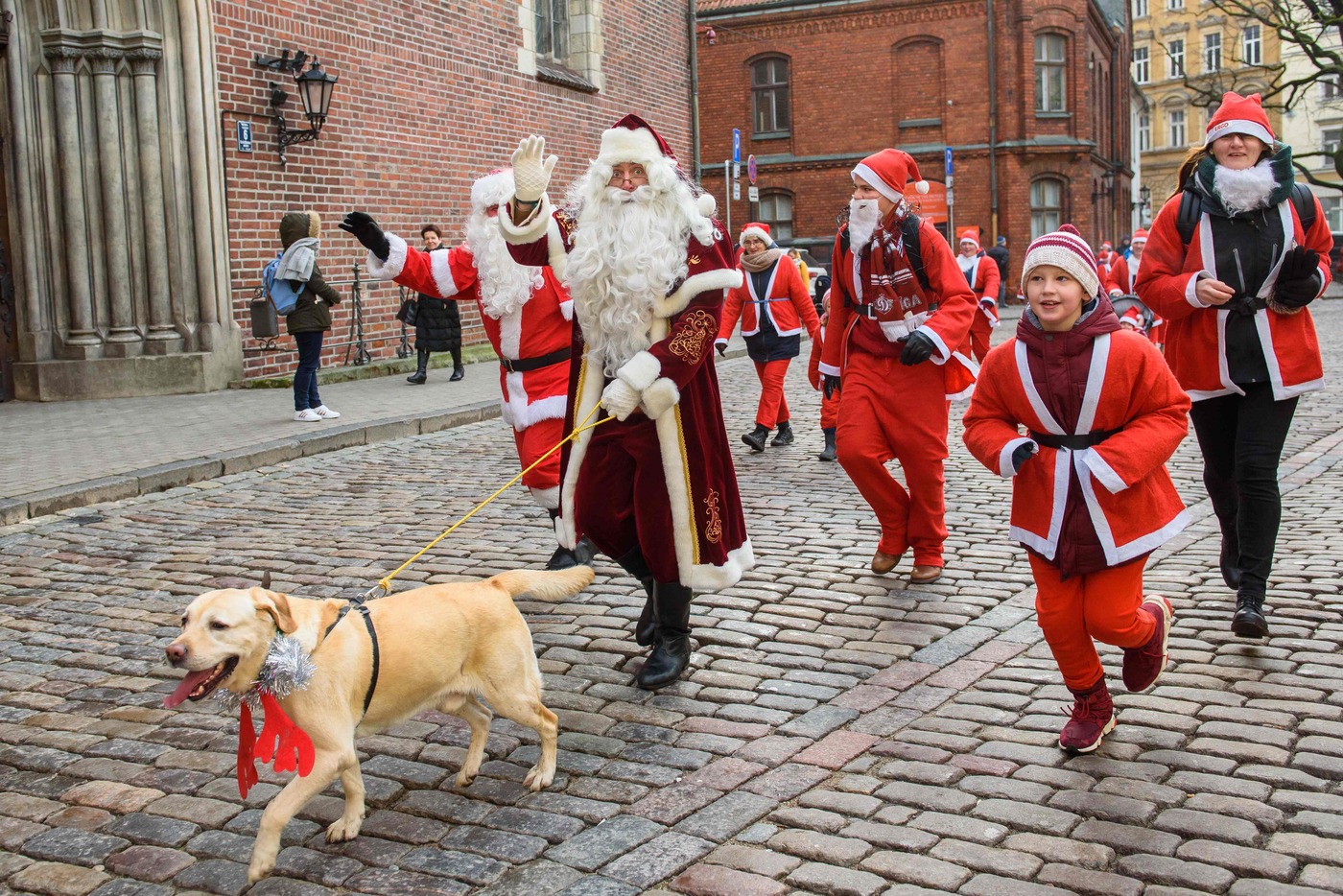BABBI NATALE E GRINCH TUTTI DI CORSA