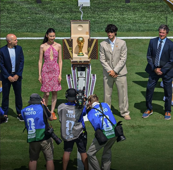 La Coppa nella valigia Vuitton, noi con la birra del discount