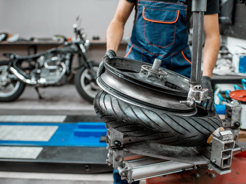 GOMME MOTO: PRIMA DELLA STAGIONE, FERMATI