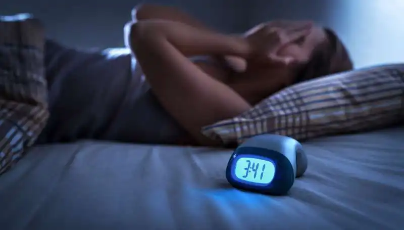 SVEGLIARSI DI NOTTE E’ NORMALE – sonno bifasico. LEGGI QUI