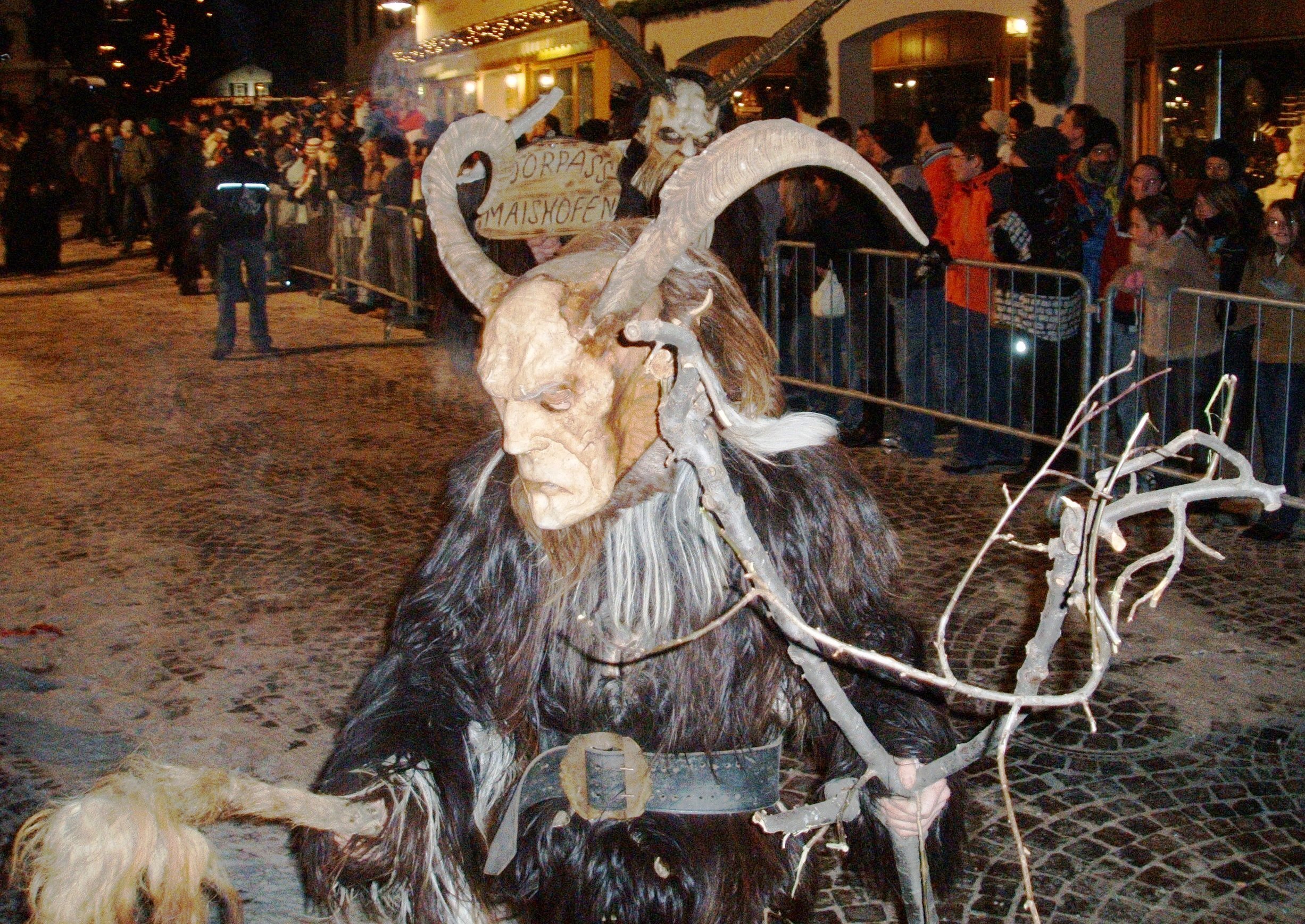 Krampus con maschera cornuta, pelliccia e campanaccio durante una sfilata in Alto Adige, fotografia d’archivio di Luca Lorenzi