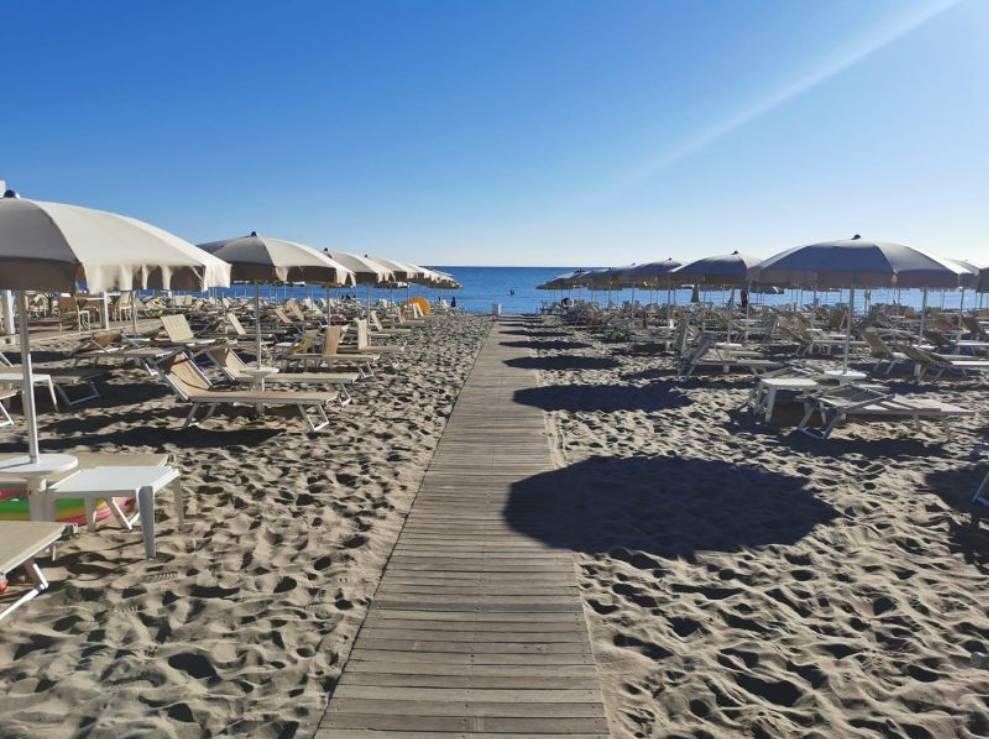 Vacanze low cost estate 2026: il mare costa troppo, ecco le alternative