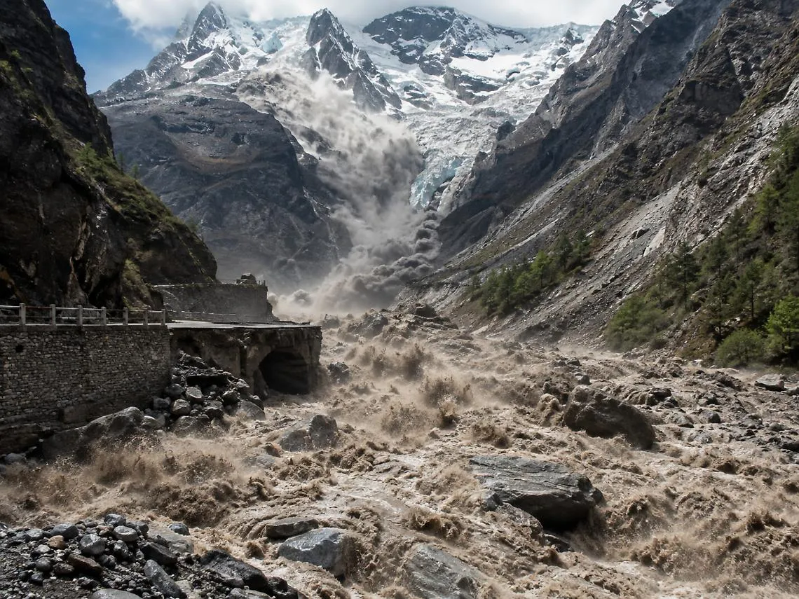 nepal-tibet-la-montagna-crolla-poi-sparisce-la-notizia