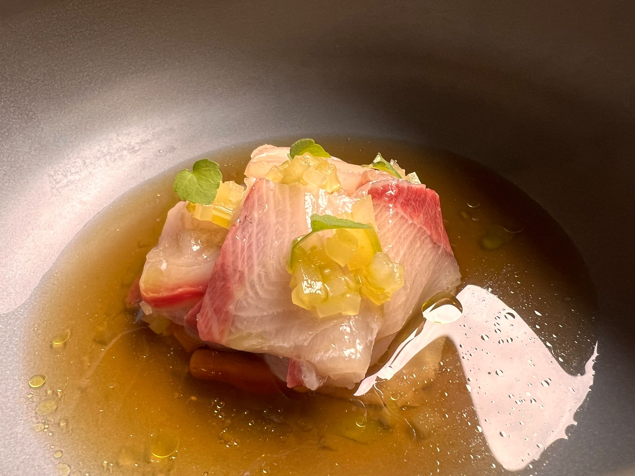 Crudo di ricciola con mela verde, sedano e brodo di shiitake da La Maison de Filip