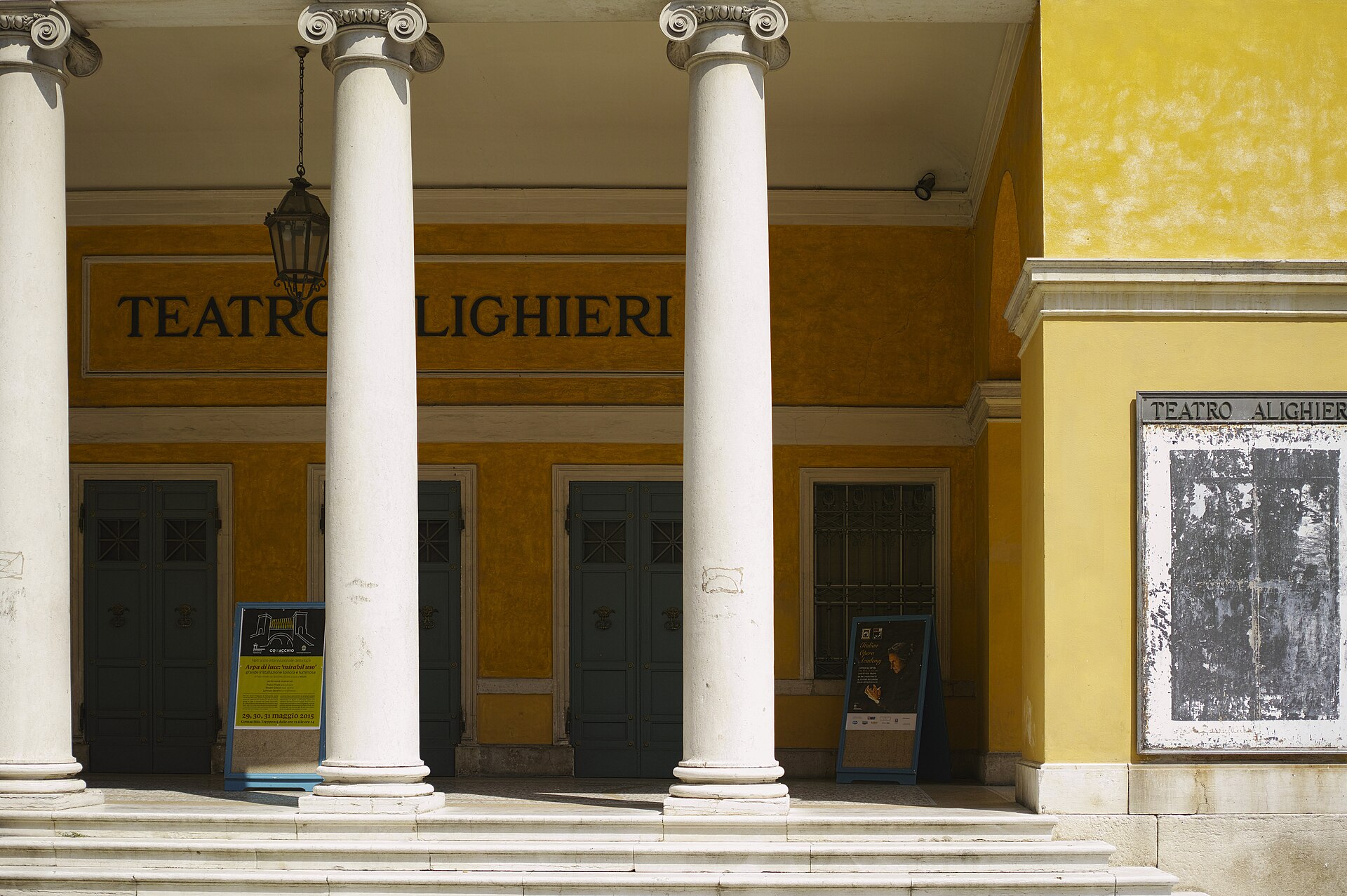Il portico d’ingresso del Teatro Dante Alighieri a Ravenna, fotografia d’archivio del 2015